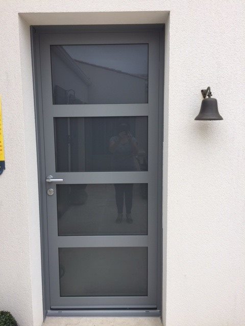 Porte d'Entrée en Aluminium, vitrage feuilleté dépoli et un maximum de lumière !