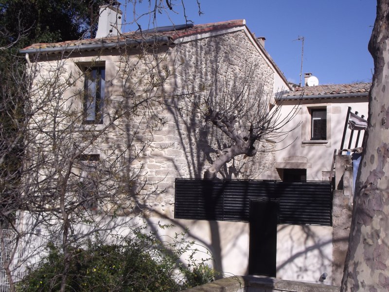 Façade à la chaux et pierres apparentes